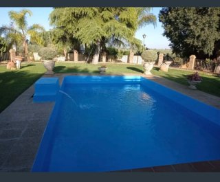 mantenimiento todo el años piscinas césped todo