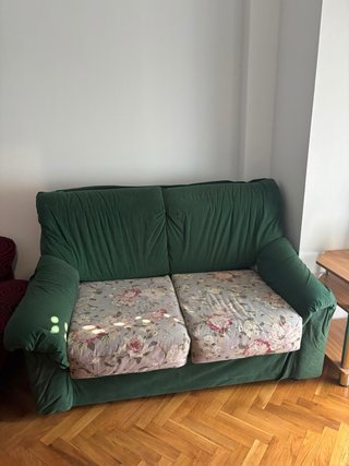 Sofá de 2 plazas verde con estampado floral