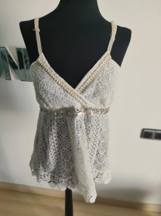 Top de tirantes con detalles dorados