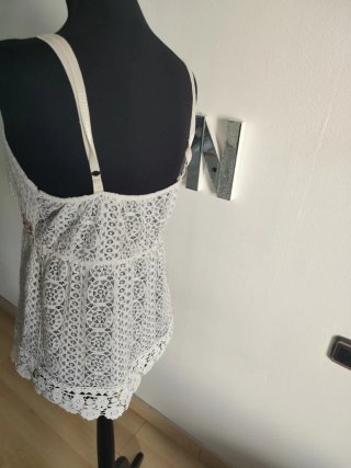 Top de tirantes con detalles dorados