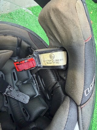 Casco de moto negro con visera