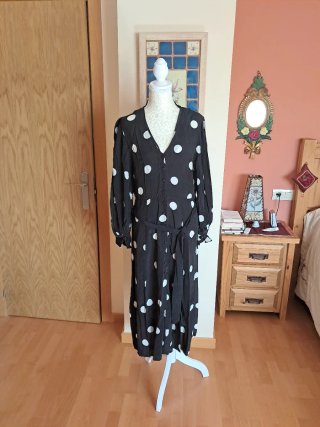 Vestido negro lunares blancos