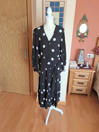 Vestido negro lunares blancos