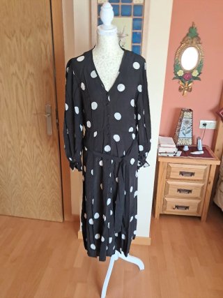 Vestido negro lunares blancos