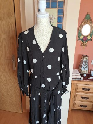 Vestido negro lunares blancos