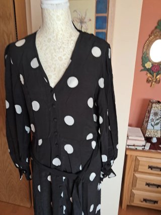 Vestido negro lunares blancos