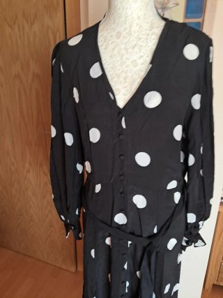 Vestido negro lunares blancos