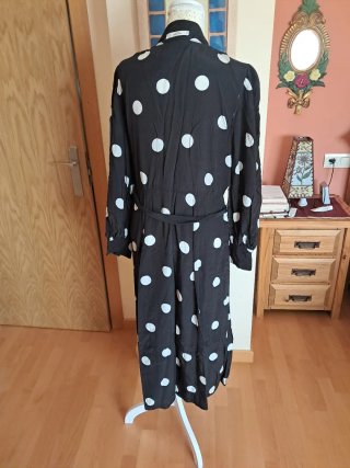 Vestido negro lunares blancos