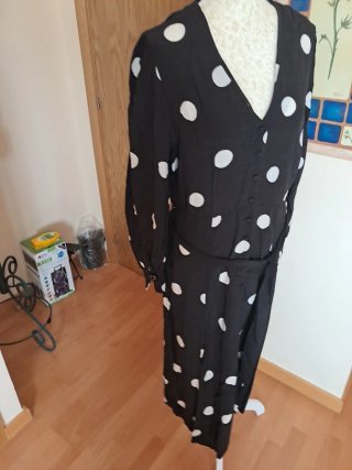 Vestido negro lunares blancos