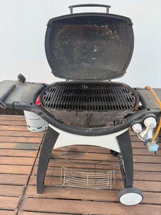 Barbacoa de gas Weber negra y plateada
