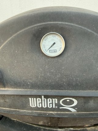 Barbacoa de gas Weber negra y plateada