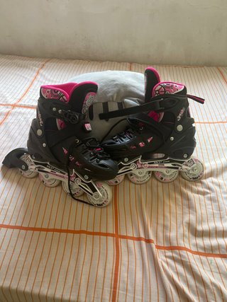 Patines en línea negros y rosas con luces