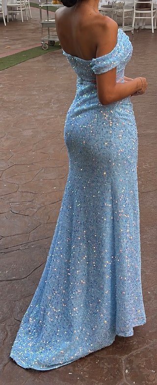 Vestido largo azul con brillos