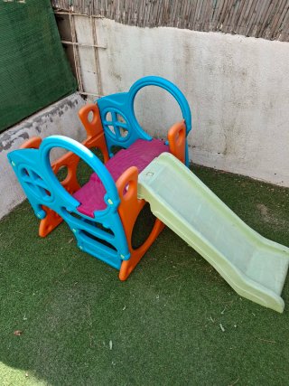 Parque infantil con tobogán