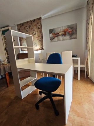 Escritorio Blanco con Estantería y Silla Azul ergo