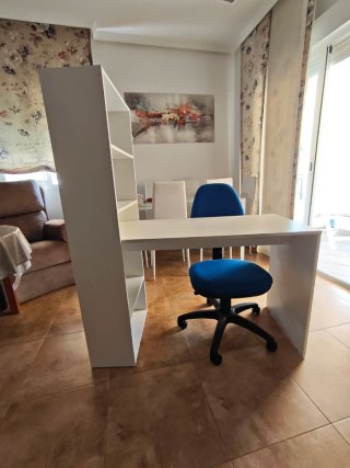 Escritorio Blanco con Estantería y Silla Azul ergo