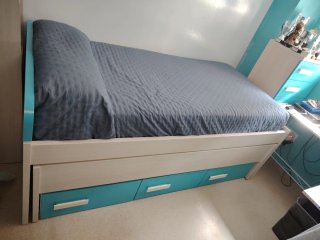 Cama juvenil con almacenaje beige y turquesa