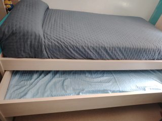 Cama juvenil con almacenaje beige y turquesa