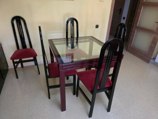 Mesa y Sillas de comedor negra y roja