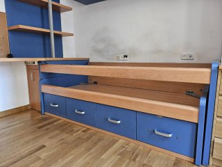 Habitación juvenil: Cama nido, cajones y estantes