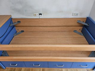 Habitación juvenil: Cama nido, cajones y estantes