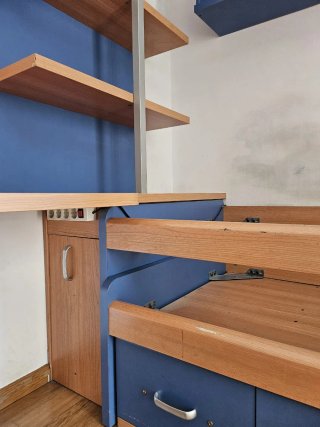 Habitación juvenil: Cama nido, cajones y estantes