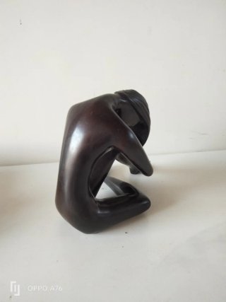 Escultura de mujer en poliester