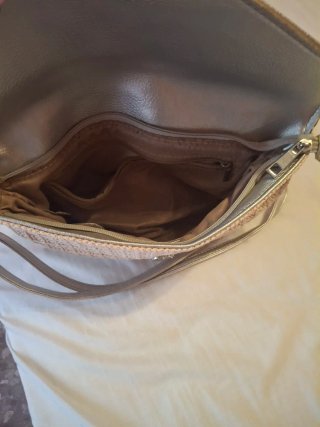 Bolso de mano beige y plateado