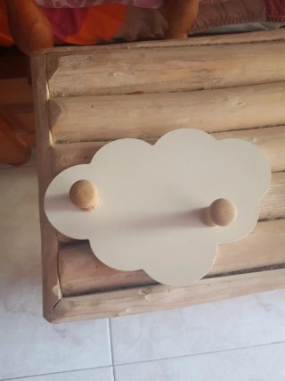 Appendiabiti per bambini a forma di nuvola con maniglie in legno