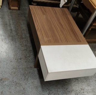 Mesa elevable de madera y metal