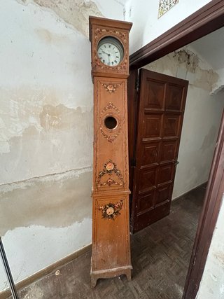 Reloj de pie antiguo pintado a mano