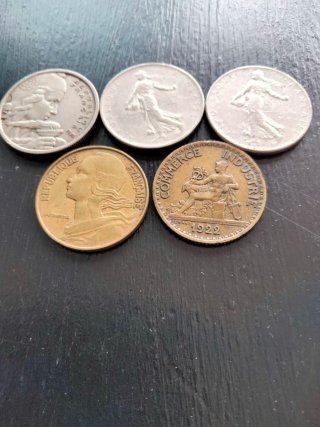 Lote de monedas extranjeras.