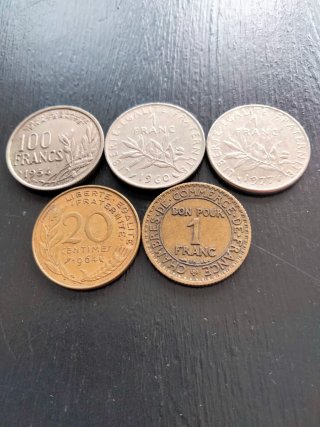 Lote de monedas extranjeras.
