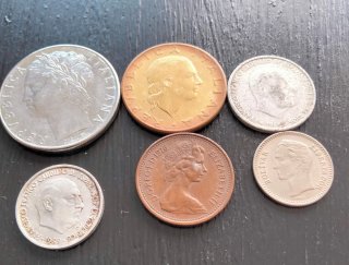 Lote de monedas extranjeras.