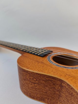 Ukelele tenor de madera natural con funda - Nuevo