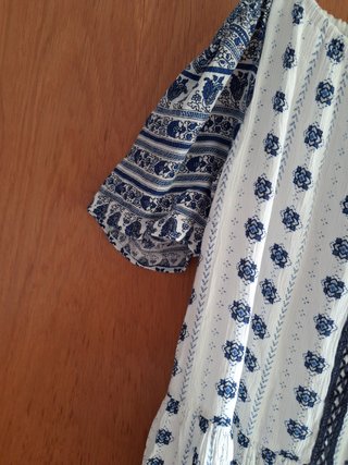 Vestido de hombros descubiertos con estampado boho