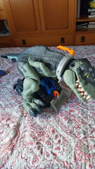 Dinosaurio de juguete grande