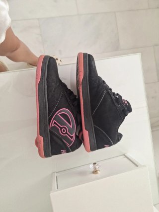 Zapatillas Heelys con ruedas negras y rosas