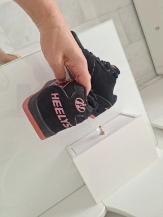 Zapatillas Heelys con ruedas negras y rosas