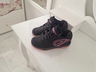 Zapatillas Heelys con ruedas negras y rosas