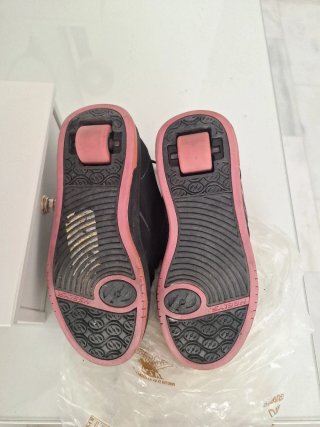 Zapatillas Heelys con ruedas negras y rosas