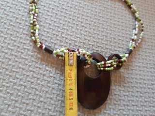 Colgante artesanal de madera y cuentas