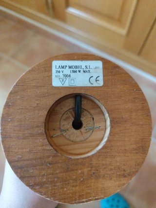 Lámpara de mesa de madera