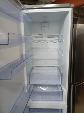 Nevera Beko plateada de 2m por 60cm