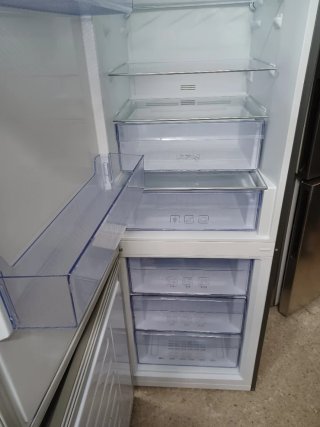 Nevera Beko plateada de 2m por 60cm