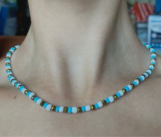 Collana fatta a mano perle bianche, azzurre e oro