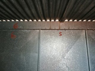 Trastero formado de planchas de hierro galvanizado