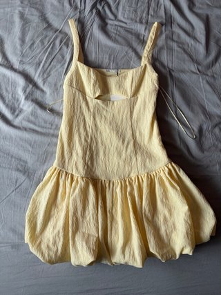 Vestido Beige con Corte Cut-Out