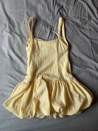 Vestido Beige con Corte Cut-Out