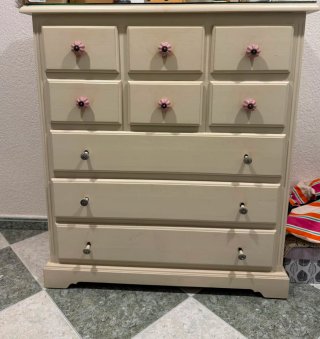 Cómoda beige con tiradores rosas